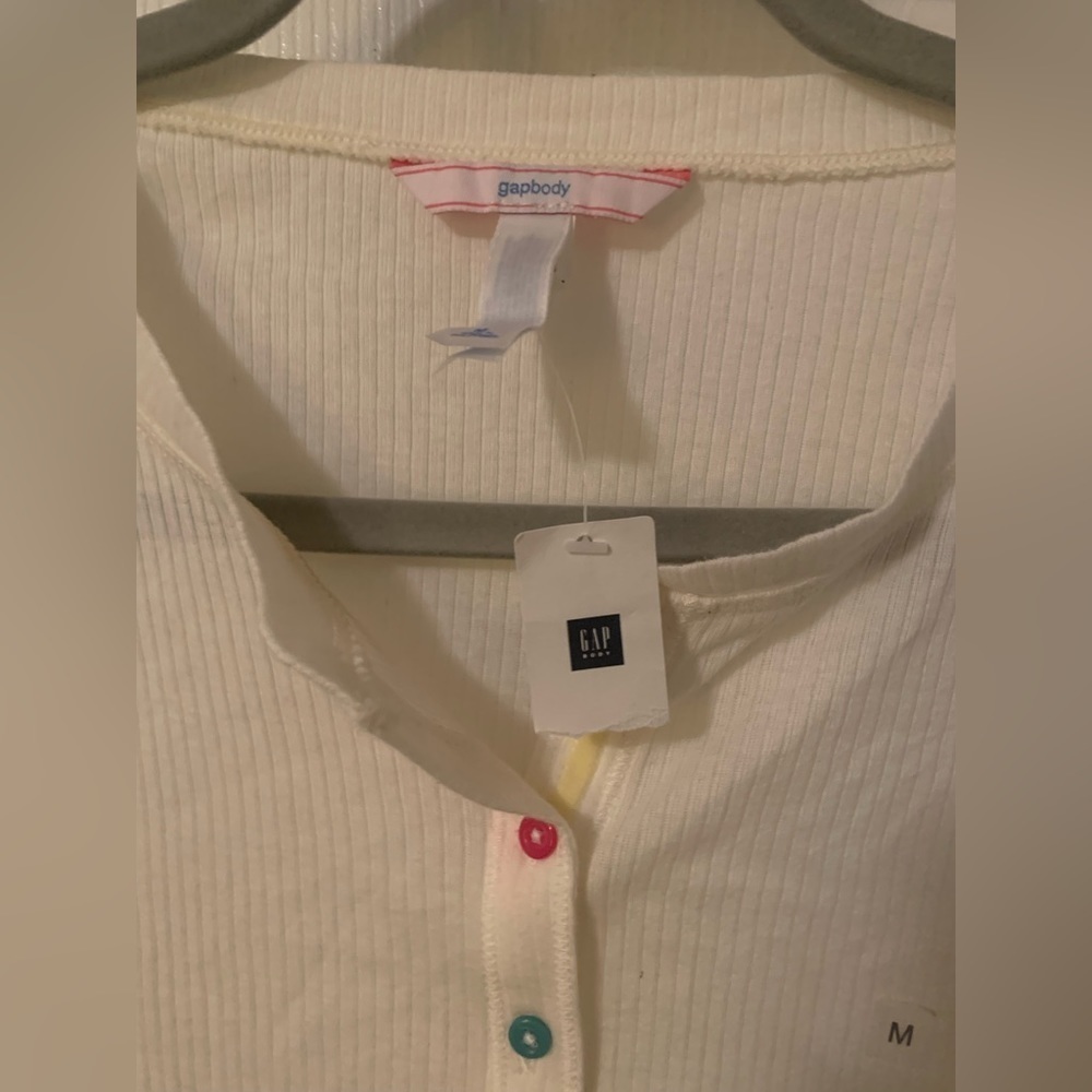 Gapbody Henley NWT - Size Medium - cream with different colors of buttons - Picture 2 of 5
